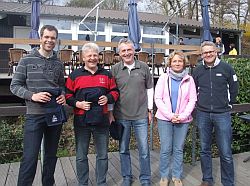 Die Sieger v.l.n.r., 2. Platz Mathias Müller, 1. Platz Rainer Haaks, 3. Platz Uwe Barthel u. Sportwartin Karin Herold, Regattaleiter Conrad