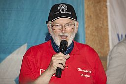 Manfred Iffland in seinem Element: Ansprache als Regattaleiter auf der Hessenregatta 2014 in Warnemünde.