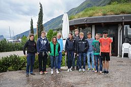 Gruppenfoto in bezaubernder Landschaft.