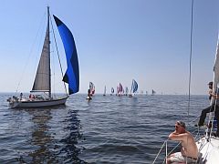 Die Flotte passiert die Tonne 2 des Lübeck-Gedser-Weges auf dem Weg von Warnemünde nach Grömitz.