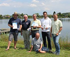 Strahlende Sieger der Wettfahrten: v.l.n.r.: Eiermann, Probst (Hessischer Seglerverband), Mehl, Guminski (vorne), Miller, Erich.