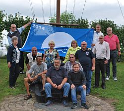 Stolz präsentieren die Mitglieder des Wassersportvereins Bergstraße e.V. die Blaue Flagge vor der Hissung.