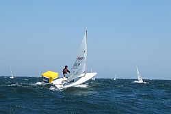 Kim Christjan Sator vom ORV1874 rundet die Leetonne                                           