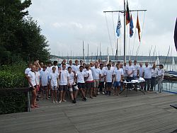 Gruppenbild mit neuem T-Shirt.