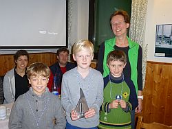 Der Haubentaucherpokal ist verliehen: v. li. Jesper Fleischer (Segelclub Rheingau), Paul Strohfeldt (Wassersportverein Langen) und Nikolas Wycislik (Segelclub Undine Offenbach), im Hintergrund Eva Deichmann, Marcus Pfeiffer und Katja Behrens.