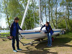 Taufe und den „Segen“ aller Meeres- und Windgötter: „Sueno“ – „Traum“ heißt das neue Segelboot von Laura und Ruth Hohl. 