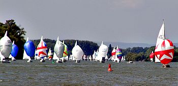 Ungewohntes Bild auf einer Binnenwasserstraße: Die Segler der Rheinwoche auf Spikurs. Ein Foto aus dem Jahr 2005, als der SCR das erste Mal die Rheinwoche ausrichtete.