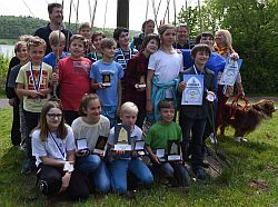 Gruppenbild der Teilnehmer: Vordere Reihe erster von rechts der Zweitplatzierte Jesper Fleischer, links daneben Sieger des Vogelsberg Cup und Hessenmeister Opti-B Paul Strohfeld, links daneben die Drittplatzierte Emily Strohfeld.