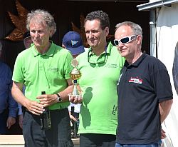 Siegreich: Wiesbadener Stadtmeister 2015 Horst Rudorffer (links) mit Team.