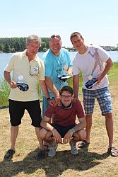 Die glücklichen Sieger der Finn Regatta 2015 v.l.n.r.: Klaus Mehl (Segelclub Rheingau), Jürgen Eiermann (Segelverein Biblis), David Guminski (Dreieich Segelclub Langen) mit Wettfahrtleiter Benjamin Kratz (unten)