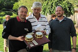 Die Sieger des 5. Edertal-Cup und Vereinsmeister des Edertaler Clubs, v.l.n.r. Boris Voslacek, Ulli Neudecker und Wettfahrtleiter Christian Blum