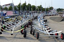 Geduldig warten die Trailer am Warnermünder Strand während der Wettfahrt auf die Rückkehr der Boote.