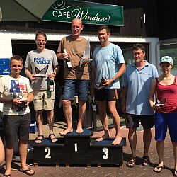 Von links: Der Fünftplatzierte Henning Schubert DSCL , der Zweitplatzierte Wolfgang Blankenburg-Schubert DSCL, Sieger Friedrich Roth SCN, der Drittplatzierte Rüdiger Amann WFC, Wettfahrtleiter Marcus Pfeiffer, die Viertplatzierte und beste Dame Eva Deichmann WSVB-L