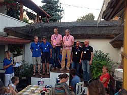 Grandmasters der Olympischen 470er in Ungarn - Gold und Bronze für Deutschland, im Bild von links: Boime/Espinass - Frankreich Silber, Mitte auf dem Treppchen oben Brüder Oetken  Gold und rechts Brüder Busch Bronze