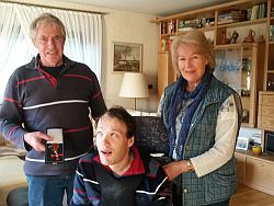 Das Ehepaar Karin und Helmut Junker mit ihrem Pflegesohn Steffen.