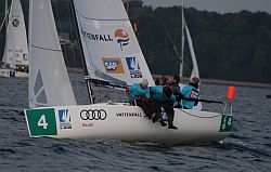 Auf dem Wasser wird gekämpft.