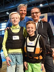 Jesper Fleischer und Paul Strohfeldt mit Dreifacholympiasieger Jochen Schümann und Joachim Hellmich vom STG.