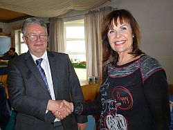 Präsident Reinhard Fuhr (li.) gratuliert der frischgewählten Vizepräsidentin Finanzen, Karin Leonhardt.