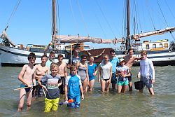 Gruppenbild der Teilnehmer beim Trockenfallen vor dem Schiff.