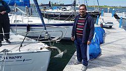 Glücklicher Skipper nach dem ersten Anlegemanöver in Burgtiefe.
