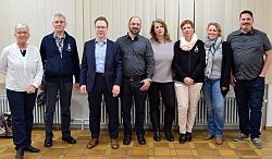 Der neue Vorstand des Segelclubs Hochheim e.V. (v.l.n.r.): Kristijana Platz (Beisitzerin für Schulungsangelegenheiten), Rainer Kaus (Takelmeister), Dr. Rainer Basten (1. Vorsitzender), Christian Glöckle (2. Vorsitzender), Ute Hornung (Jugendwartin), Ruth Hohl (Schriftführerin), Vanessa Jung (Pressewartin), Thorsten Jung (Schatzmeister) und Reiner Zey (nicht auf dem Bild)