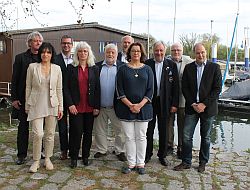 Der Vorstand des Wiesbadener Yacht-Clubs e.V. 2018 (von links nach rechts): Wolfgang Demmer (Bootshaus & Stege), Nadja Dahlmann (Veranstaltungen), Patrick Horn (Segeln), Silvia Brügel (Verwaltung & Organisation), Uwe Kaiser (Jugend & Ausbildung), Björn Rieger (1. Vorsitzender), Kirsten Reitner (Medien), Dr. Arno Grau (Umwelt & Naturschutz, stellvertr. Vorsitzender), Dr. Peter Lennert (Finanzen), Jens Ekopf (Motorboot)