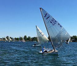 Jürgen Eiermann holt den Sieg für den SV Biblis bei der Finn Regatta.