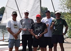 Die ersten drei Plätze beim Aquila-Cup: Platz 3 für Siegfried Schoch und Giovanny Ospina (nicht auf dem Bild), Platz 1 Michael Bonnet und Rolf Christian, Platz 2 Dirk Gärtner und Marcel Lauer (alle vom Segelclub Hochheim).