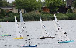 Modellboote der Marbleheadklasse auf dem Riedsee in Biblis.