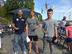 v.l.n.r. 2. Platz ging an Darius Fekri Dreieich Segelclub Langen (DSCL),1. Platz Felix Laukhardt vom Segelclub Undine (SCU), 3. Platz Carl Ferdinand Hermann vom Segelclub Undine (SCU