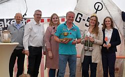 v.l.n.r.: Karlo Schmiedel (HSeV), Bürgermeister Dirk Westedt, Weinprinzessin Hannah, Stadtmeister Thorsten Andersen (SCHo), Weinkönigin Dorthea I., Weinprinzessin Anna