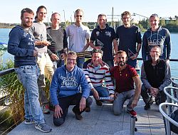 Teilnehmer von links hinten: Henning Schubert, Adrian Ritzheim, Stephan Daupner, Maximilian Müller, Darius Fekri, Benjamin Kratz, Arne Berdan. Von links vorne: Marc Strohfeldt, Marcus Pfeiffer, Livio Duce, Wolfgang Blankenburg.