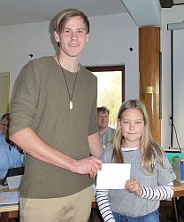 Benedikt Walkembach gratuliert der Optiseglerin Yolanda Gebel.