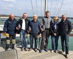 Sieger DSCL-Finn-Regatta 2019 v.l.n.r.: Detlev Guminski, Organisator der FINN-Regatta, 2. Platz: Uwe Barthel vom SCD, 1. Platz: Reiner Haacks vom FSD und 3. Platz: Robert Mülheimer vom YCBTF, Sportwartin des DSCL Karin Herold, und Regattaleiter Dierk Conrad