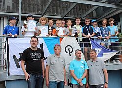 Alle Teilnehmer Opti B Vogelsberg Cup / Hessenmeisterschaft Unten von Links Jonas Bender Jugendwart, Frank Berdan Wettfahrtleiter, Arne Berdan Sportwart WFC, Marcus Pfeiffer Obmann Jury
