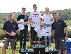 Siegerehrung: Von Links Sportwart Arne Berdan, der Zweitplatzierte Sebastian Höke, Sieger Fynn Reisig, die Drittplatzierte Lea Feil, Vereinsvorsitzender Marcus Pfeiffer.