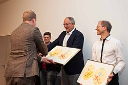 Jan Holze, 1. Vorsitzender der dsj, schüttelt Reinhard Linke die Hand.