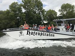 Das macht Spaß: Fahrt mit dem neuen Boot der Hafenpiraten.