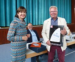 Karin Leonhardt bedankt sich beim ausgeschiedenen Präsidenten Klaus-Dieter Lachmann