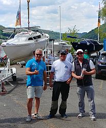 v. li. n. re. die Crew in blau: Stefan Barie, Marcel Barie, Frank Gundlach  Segelclub Asel-Süd (SCAS) Gesamt Platz 2  Aber Hessenmeister!