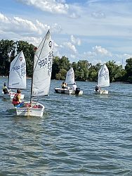 Opti-Ausflug mit motorisiertem Betreuer auf dem Rhein.