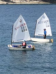 Jacob Cross GER 1141 und ein ukrainischer Segler auf dem Weg zur Regattabahn.