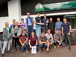 Siegerehrung Gruppenbild: Von links stehend Merle Bez, Henning Schiller, Maike Bez, Daniel Pfeiffer, Stefan Oetken,  Eva Deichmann, Wolfgang Blankenburg, Friedrich Roth, Jörn Bez, Joaquin Correa. Von links kniend: Lukas Fangmeyer, Nathalie Amann, Marcus Pfeiffer Henning Schubert, Arne Berdan.