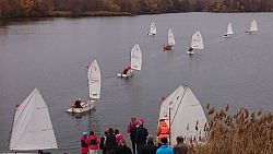 Zum Jahresabschluss organisiert die Jugendabteilung unsere Martinsregatta und dann müssen auch mal die Großen in die Boote, spätestens dann wissen alle, dass Segeln Sport ist und allen Spaß macht.