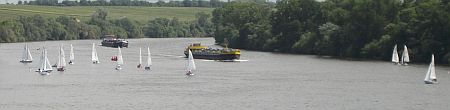 Die Herausforderung: Segelregatta und Berufsschifffahrt.