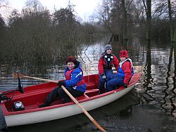 Auf dem Weg zum Vogelpark: Die Jugendwartin des Wassersportvereins Bergstraße, Uschi Sigmund, mit ihren Schützlingen.