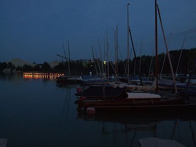 Lichterkette auf dem Waldsee.